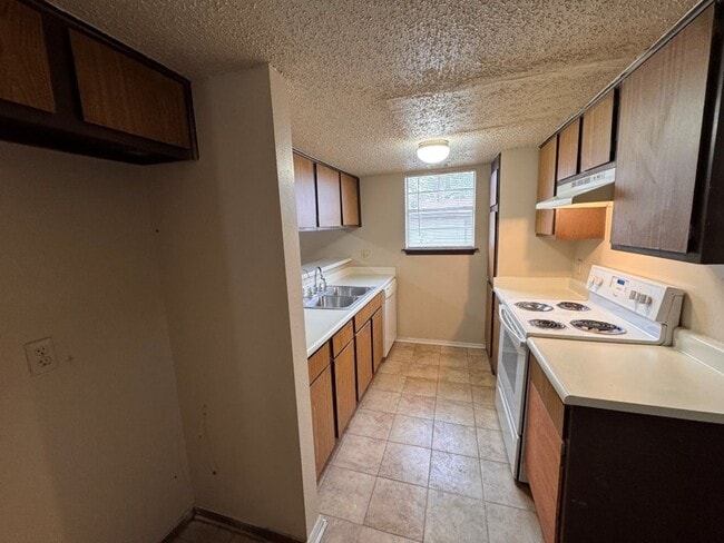 Photo - 2 bed duplex with 1 1/2 baths, bonus room and a 1 car garage for lease in SW OKC! (no fenced yard)