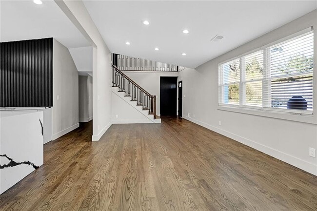 Photo - 1887 Shalimar Dr NE