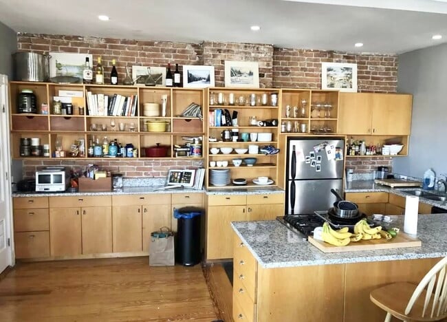 Building Photo - 18 Sunset St Unit 3