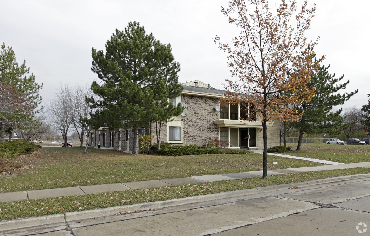 Colonial Pointe - Colonial Pointe Apartments
