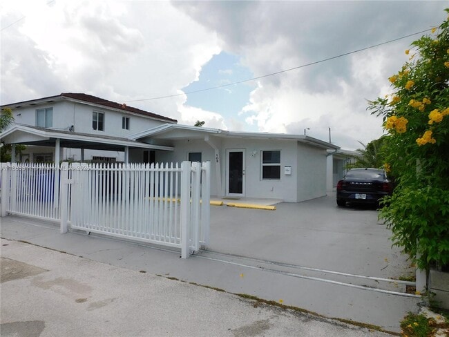 Building Photo - 108 NW 48th Ave Unit B Rental