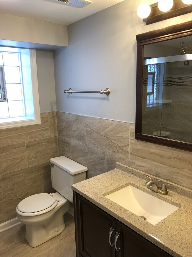 Modern bathroom - 3532 N Oriole Ave Unit Garden