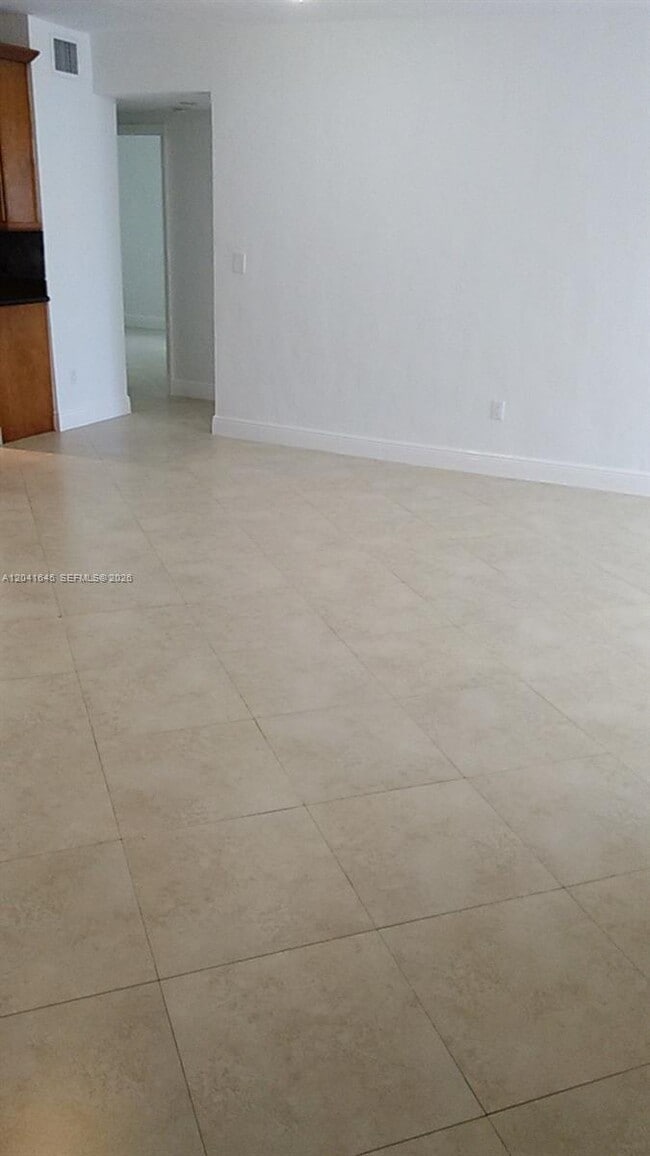 Photo - 2880 Pine Tree Dr Unidad 2