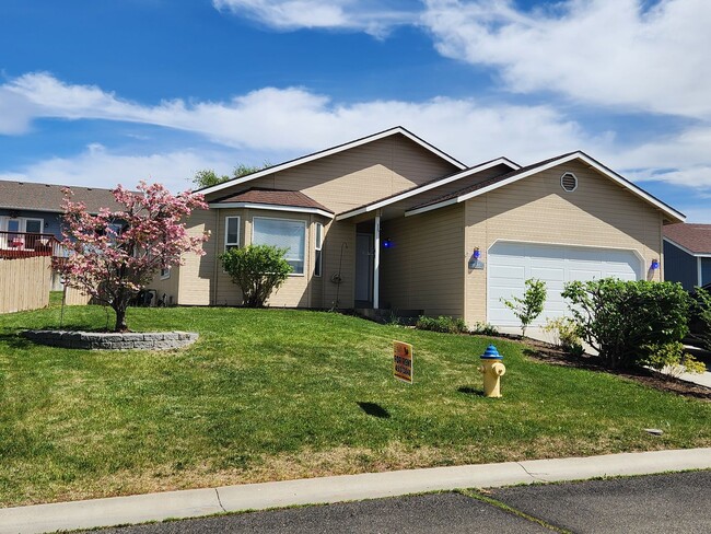 Building Photo - Occupied, do not disturb tenants, Terraced Estates 3br, 2ba, Dbl garage, Central air