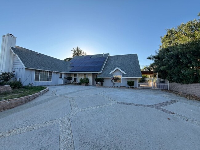 Large pool home with lots of space and gue... - Large pool home with lots of space and gue...