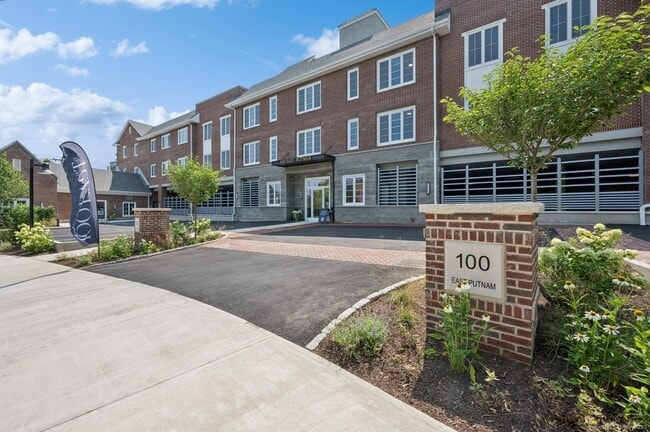 Building Photo - 100 E Putnam Ave Unit 305