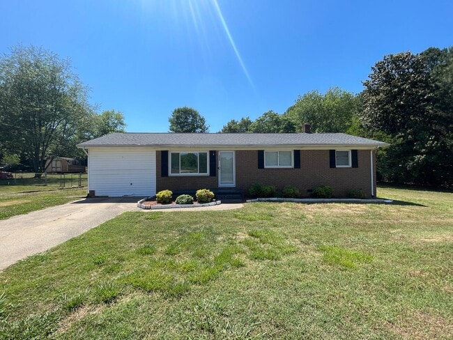 Building Photo - Freshly painted 3 bedroom 1.5 bath house with very large yard! Pet Friendly!