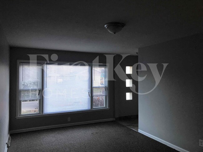 Photo - 448 Hirsch Ave