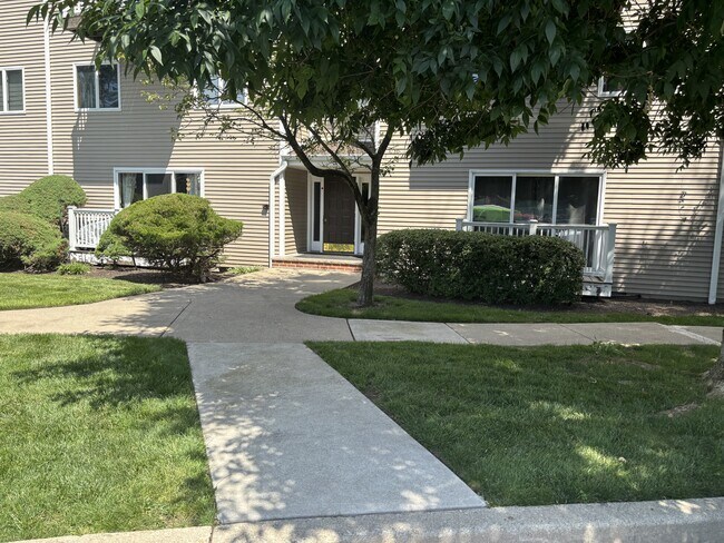 1 outdoor parking incl - 13 Presidential Dr Unit 13