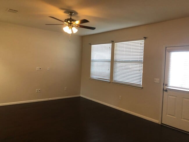 Photo - SUPER CHARMING 3/2 in Buda!!