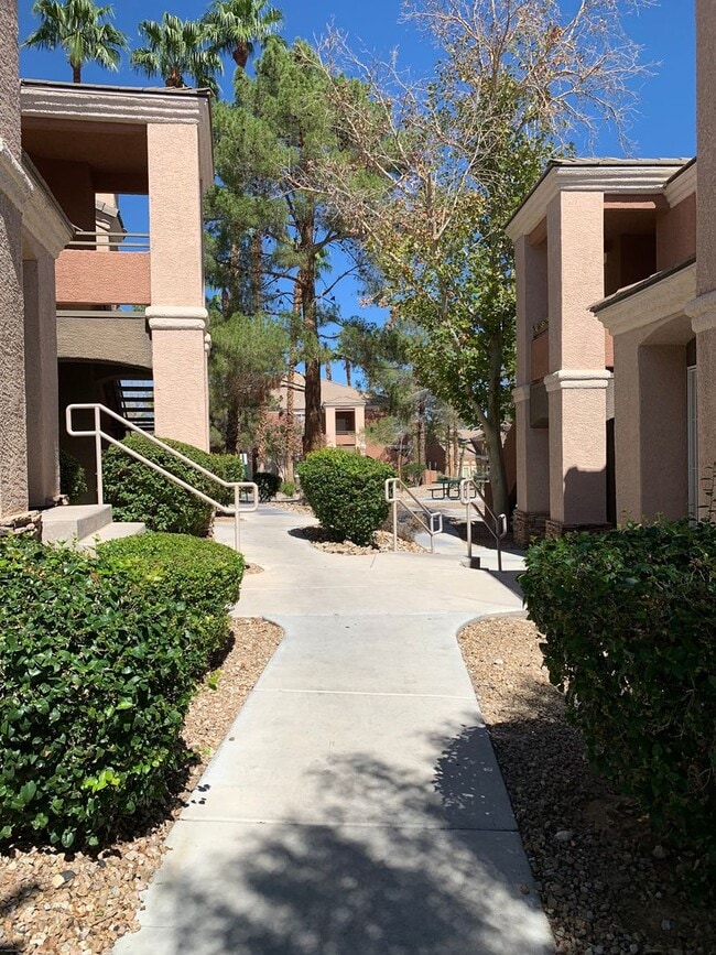 Photo - 3 bed, 2 bath, 2 car garage townhouse for ...