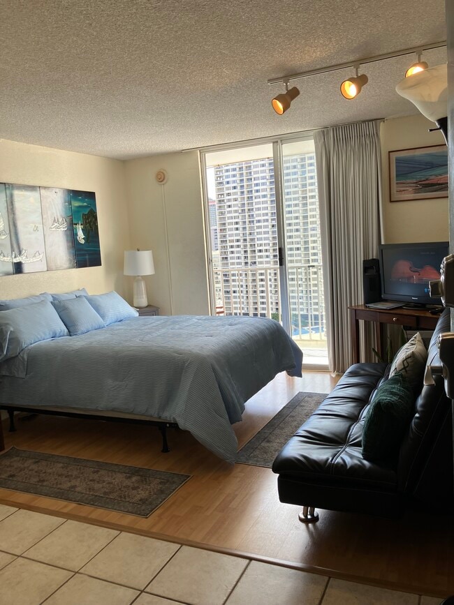 Queen size bed - 1920 Ala Moana Blvd Unit Inn on The Park Condo