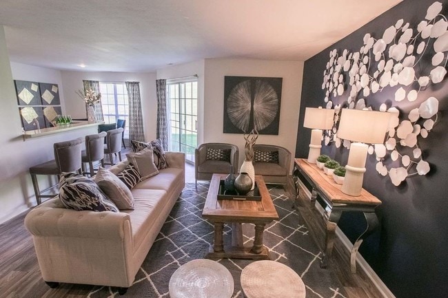 Photo - Lake Forest Apartments