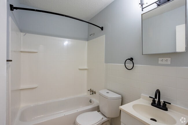 2BR, 1BA - 720SF Reversed - Bathroom