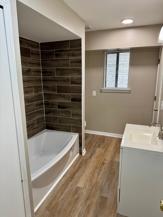 Building Photo - 1155 Maple St Unit 2F