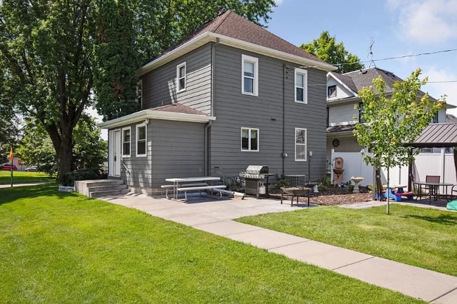 Photo - 212 Lake St E