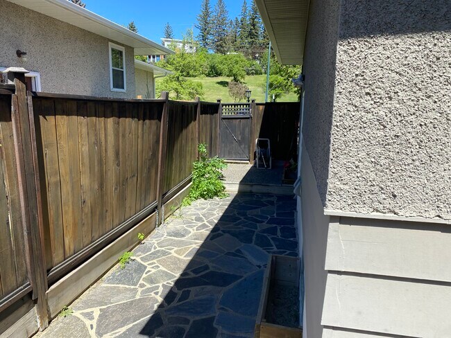 Photo - 3021 10 St NW