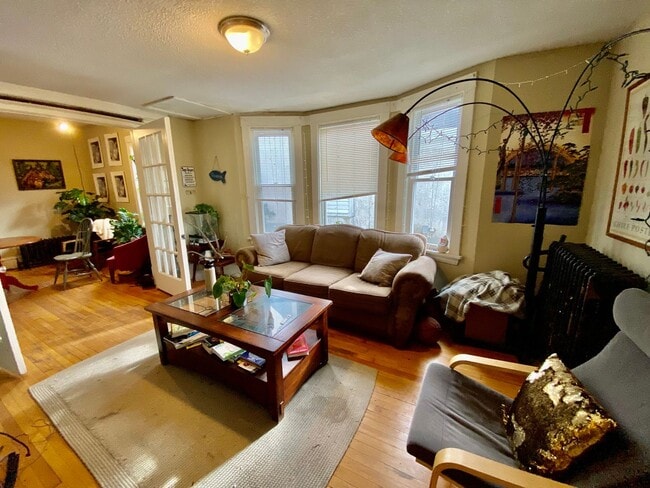 Building Photo - PREMIUM House! 5 bed/2bath by the U of M! ...