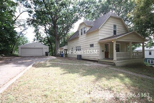 Building Photo - Large 4 Bedroom 1 Bath House with 2 Car Ga...