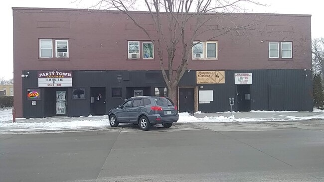 1 block from Main Street shopping district!