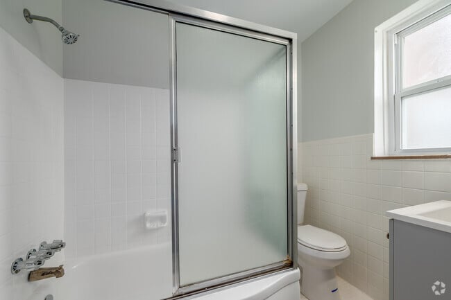Town Home - 3BD, 1.5BA - 1,168SF - Bathroom
