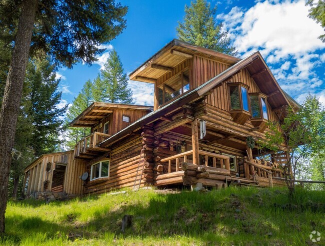 Building Photo - Beautiful Log Cabin in Condon