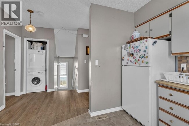 Photo - 93 Wharncliffe Rd N