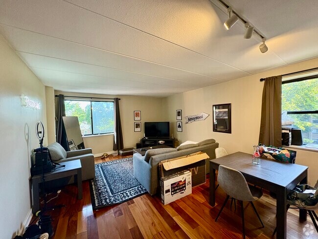 Building Photo - 1933 Commonwealth Ave Unit 401 Rental