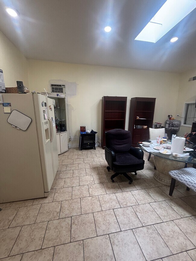 Photo - 3043 W Montrose Ave Unidad B