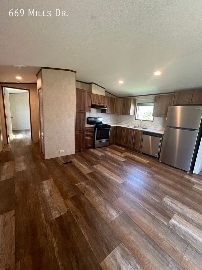 Photo - 669 W Mills Dr