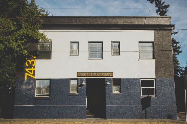 Building Photo - Top Floor Vintage Studio with Modern Renovations! Unit 07