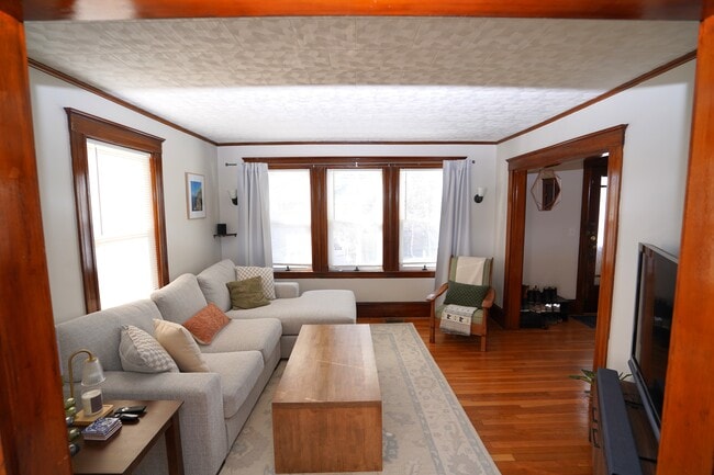 Building Photo - 15 Perthshire Rd Unit 1