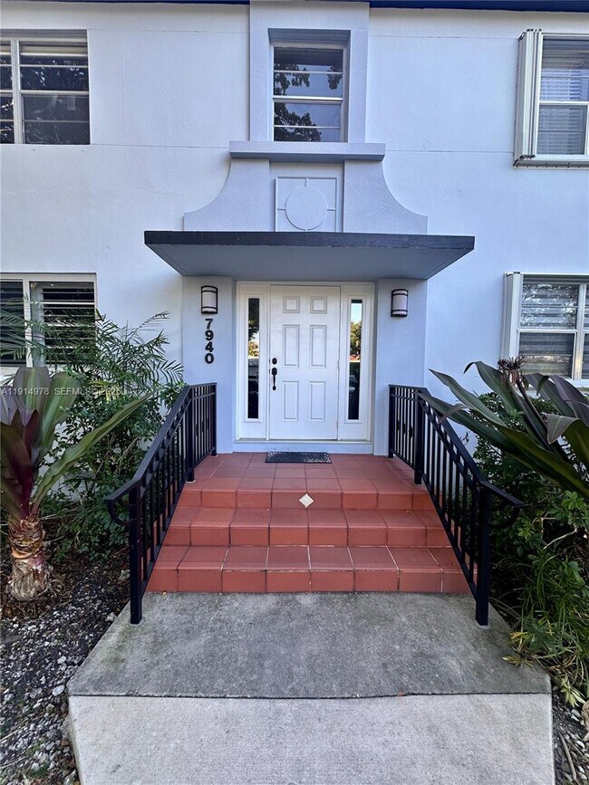 Building Photo - 7940 SW 55th Ave Unit 67D