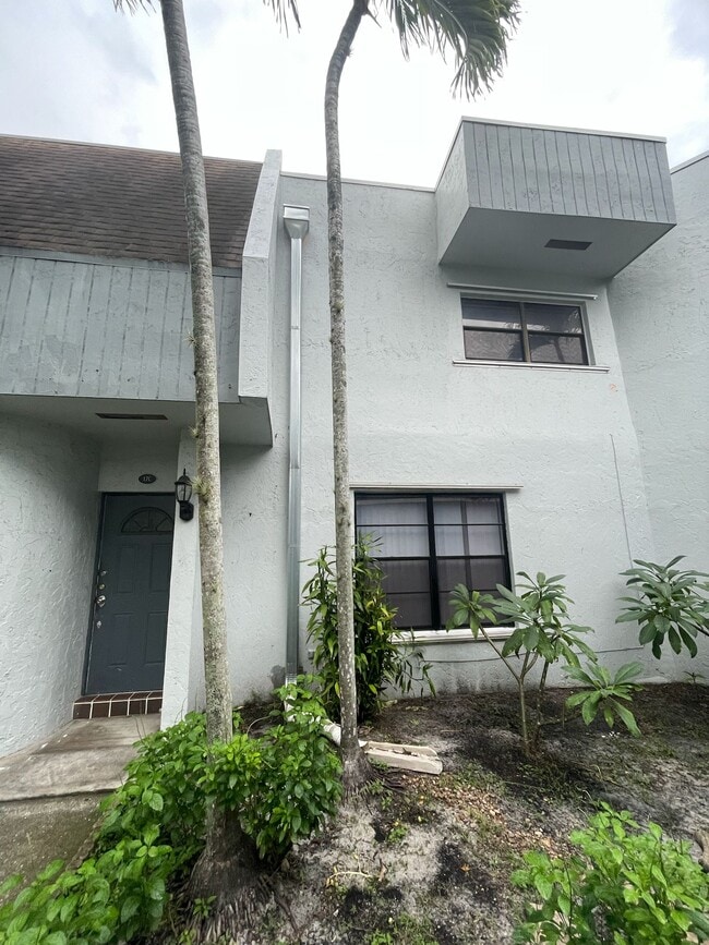 Photo - 2718 S University Dr