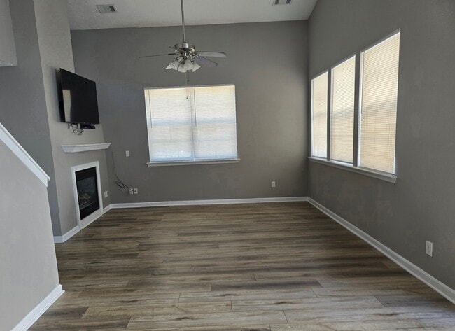 Photo - 231 Windcroft Ln NW