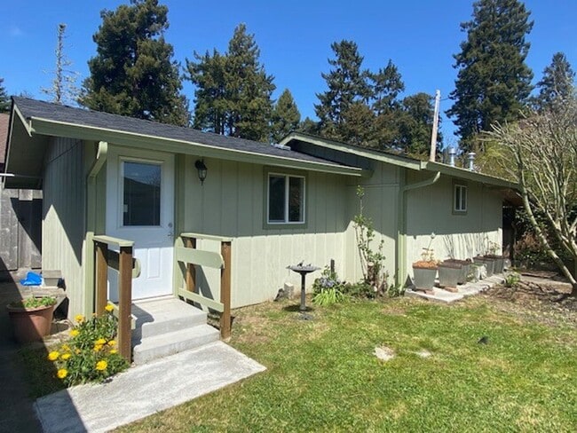 Building Photo - 4303 Horseman Ln Unit 4303 1/2 Horseman LN Rental