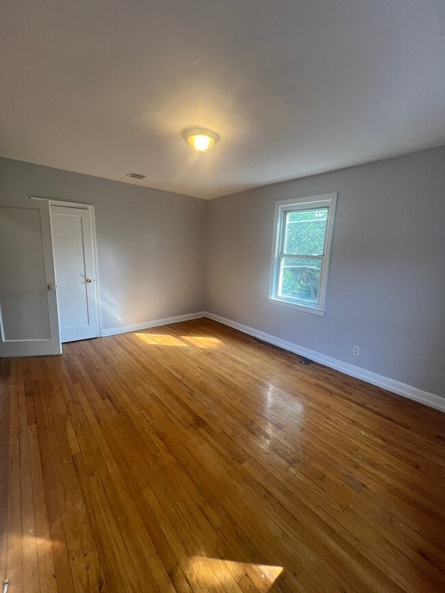 Building Photo - 166 Chancellor Ave Unit 1