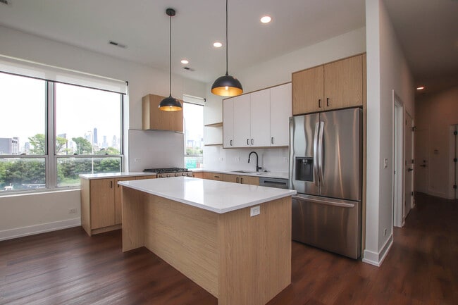 Photo - 1001 N Milwaukee Ave Unit 204