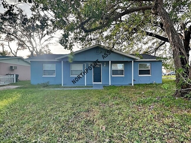 Building Photo - 4 BR/2BA | Newly Renovated Single Family Home |  Fenced backyard!