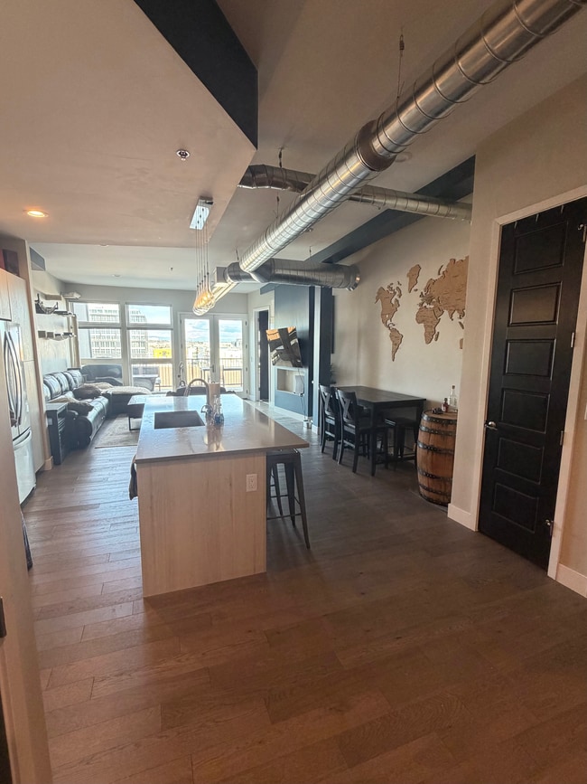 Photo - 3198 Blake St