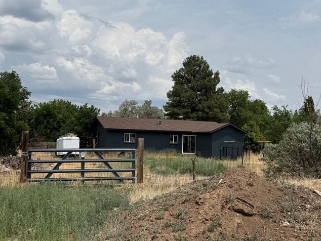 Building Photo - Farm-Style 3-Bedroom, 1-Bathroom Home- Rea...