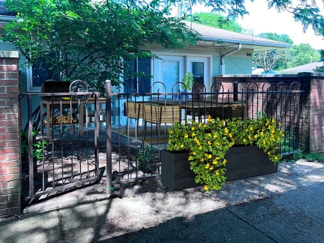 Photo - Gardenview Flats