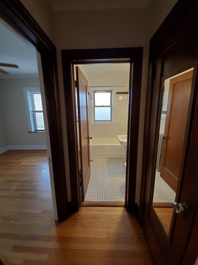 Photo - 5232 N Rockwell St Unit 2