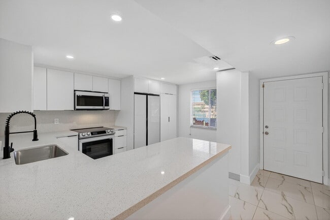 Photo - 14375 Strathmore Ln Unidad 303