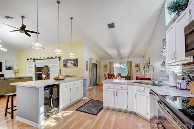 1098 Primrose Ln