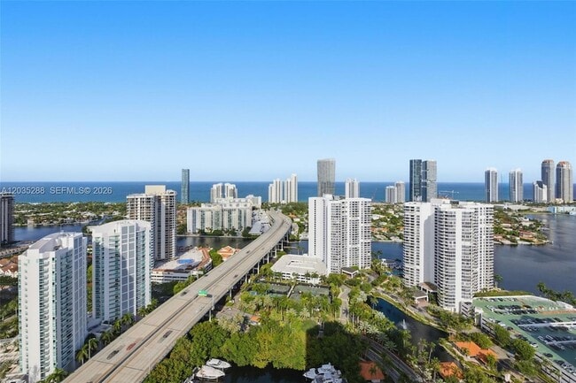 3500 Mystic Pointe Dr Unidad PH5