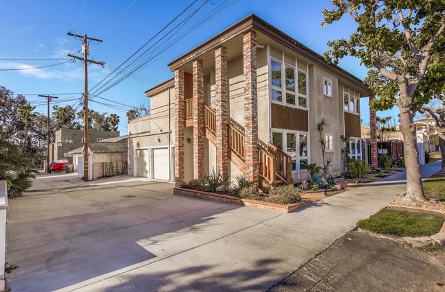 Building Photo - 4710 E Shaw St Unit 4710 -1st Floor