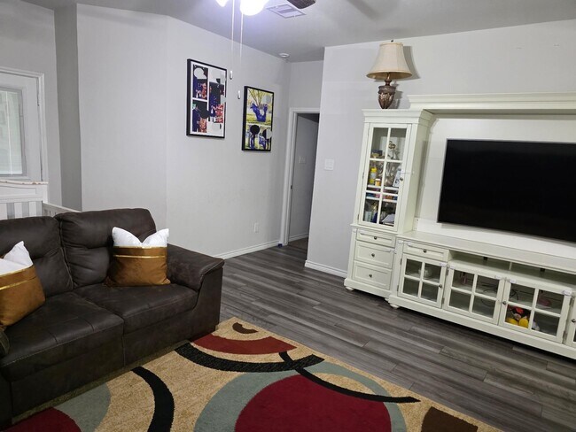 Photo - 1102 Davy St