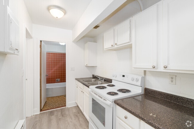 2BR, 1BA - 760SF - Kitchen