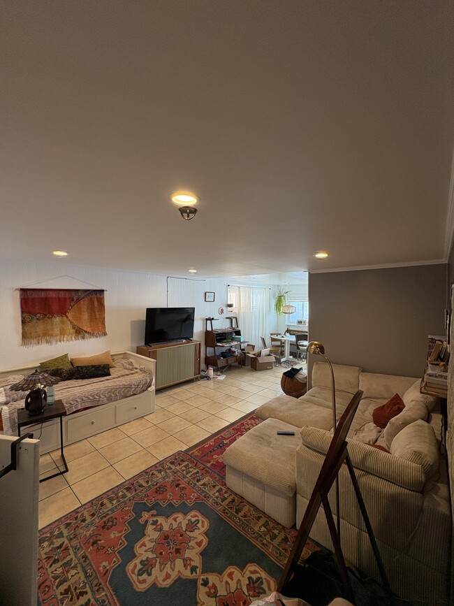 Bonita y amplia sala de estar principal, con espacio suficiente para un sofá cama grande. ¡Una rareza en un estudio! - 125 26th St